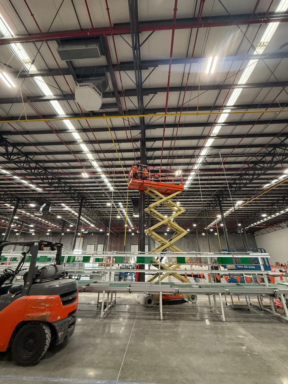 Trabajo en altura: Acceso técnico dentro de nave industrial.